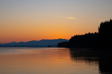 Obraz premium Sunrise over a beautiful lake in Yellowstone National Park 