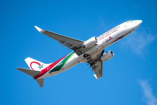 Avi&oacute;n de l&iacute;nea Boeing 737 de la aerol&iacute;nea Royal Air Maroc despegando en el aeropuerto de Madrid Barajas con matr&iacute;cula CN-ROS.