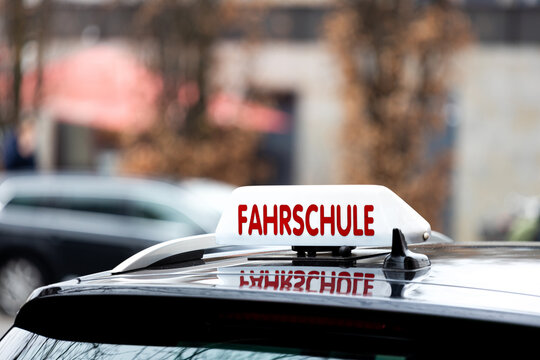 schild eines modernen fahrschulautos