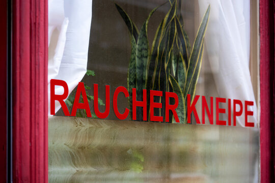 altes schild einer raucherkneipe