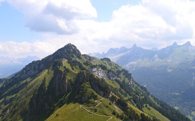Obraz premium Gratwanderweg Stoos mountain ridge hike between Fronalpstock and Chlingenstock Switzerland