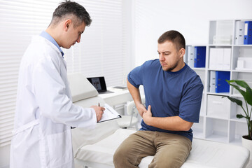 Obraz premium Man having appointment with urologist in clinic