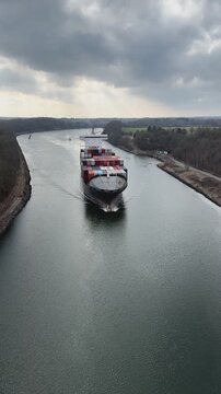 Containerschiff auf dem Nord-Ostsee-Kanal