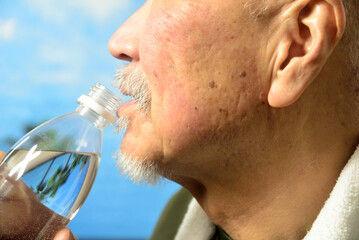 熱中症対策で水分補給をする老人