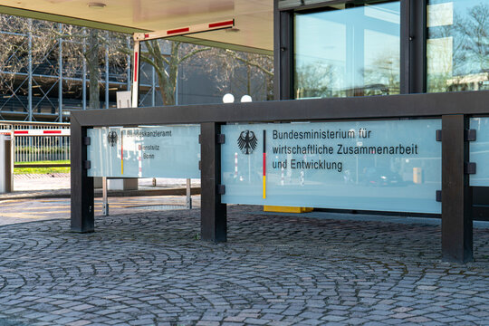 Eingang des Bundesministerium f&uuml;r wirtschaftliche Zusammenarbeit und Entwicklung und des Bundeskanzleramts in Bonn-Gronau
