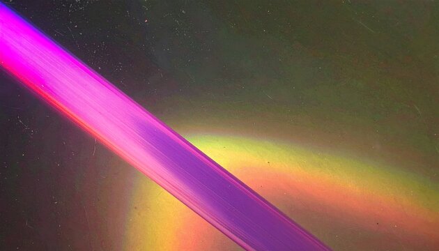 Reflexo iridescente de luz magenta brilhante em superf&iacute;cie met&aacute;lica com espectro de cores.
