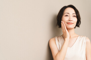 ポージングをするショートヘアの女性　ビューティイメージ