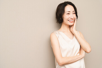 Fototapeta premium ポージングをするショートヘアの女性 ビューティイメージ