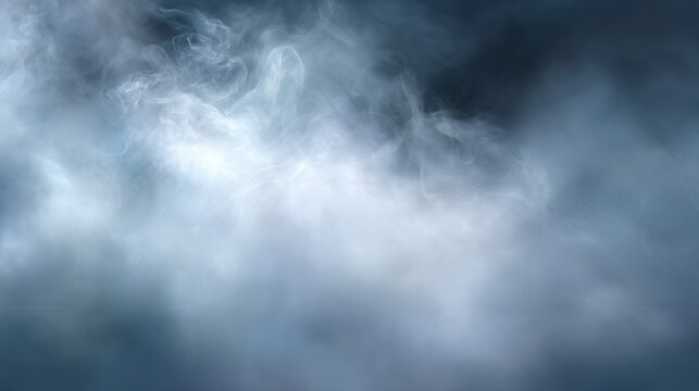 Nebbia densa e vorticosa di colore grigio bluastro che si dissolve in uno sfondo scuro e drammatico del cielo.