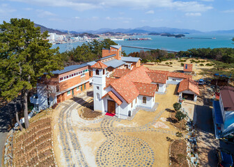 전남 고흥군 소록도성당의 가을 풍경