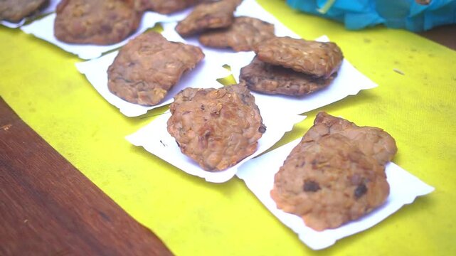 Tempe Bacem is a healthy menu, said to originate from the Javanese community, perhaps more specifically from the Yogyakarta area and the Puro Pakualaman area in Central Java, Indonesia. Braised tempeh