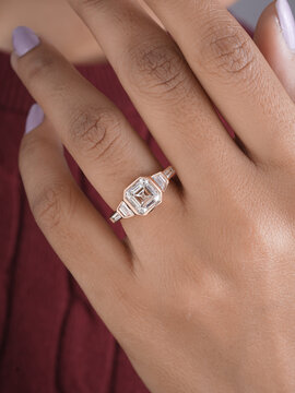Diamond engagement gold ring with beautyful ledy hand 