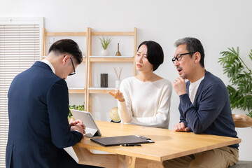 営業をするビジネスマン　クレーム　トラブル