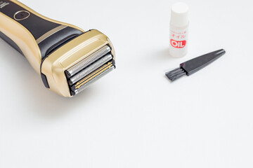	電気シェーバーとオイルとブラシ