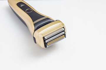 	四枚刃の電気シェーバー