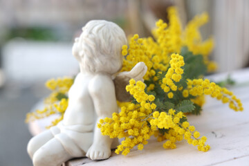 ミモザに囲まれた天使