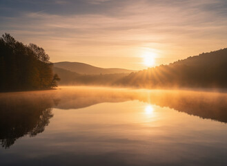 Obraz premium 山間の湖と夕日