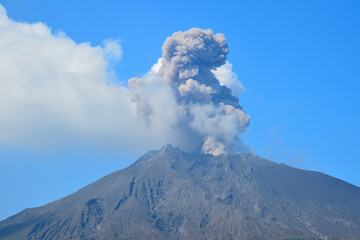 噴煙を上げる桜島　有村溶岩展望所からの眺め　鹿児島県鹿児島市