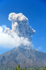 噴煙を上げる桜島　有村溶岩展望所からの眺め　鹿児島県鹿児島市