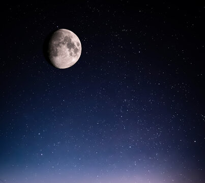 zunehmender Mond am Nachthimmel