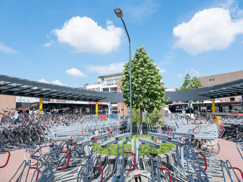 De verzonken fietsenstalling in het midden van het ronde busstation van Oosterhout., Noord-Brabant province, The Netherlands