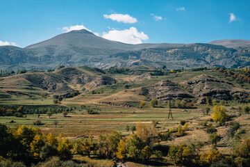 Landscapes and hills and valleys of the Kura river valley near Khertvisi, south of Georgia, in fall © Pernelle Voyage