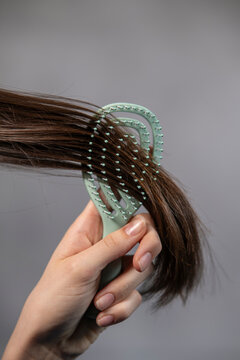 brosse &agrave; cheveux brossant une m&egrave;che de cheveux chatains