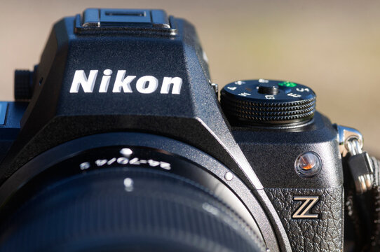 Appareil photo hybride Nikon Z6 3 avec un zoom Nikon, France