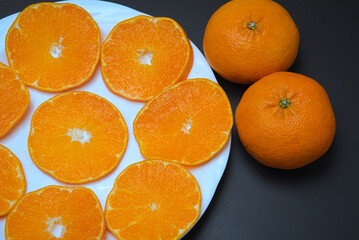 皮が薄くてむきやすく、果汁たっぷりで本当においしい愛媛県産の柑橘類・甘平の輪切り