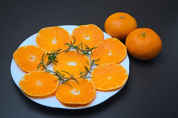 皮が薄くてむきやすく、果汁たっぷりで本当においしい愛媛県産の柑橘類・甘平の輪切り