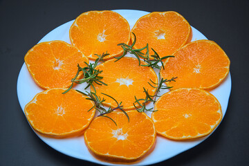 皮が薄くてむきやすく、果汁たっぷりで本当においしい愛媛県産の柑橘類・甘平の輪切り