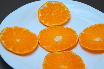 皮が薄くてむきやすく、果汁たっぷりで本当においしい愛媛県産の柑橘類・甘平の輪切り