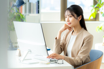 オフィスで働くビジネスウーマン