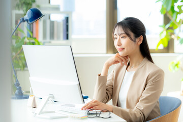 オフィスで働くビジネスウーマン