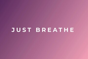 Napis „just breathe” na pastelowym tle gradientowym w odcieniach fioletu i różu, minimalistyczna typografia i spokojny przekaz. © Henryk Guziak