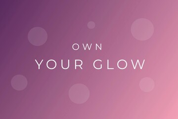Napis own your glow na różowo-fioletowym tle z rozmytymi kołami światła, motywacyjny cytat. © Henryk Guziak
