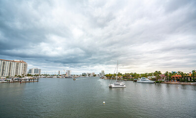 Fototapeta premium Fort Lauderdale, Florida, US - January 28, 2026: People enjoying the scenic views of Fort Lauderdale, featuring its beaches, rivers, lakes, luxury villas, and yachts in Florida, US.