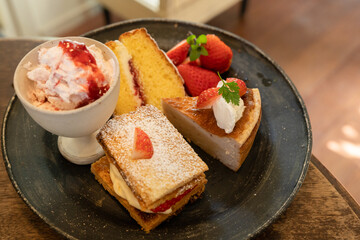 こつこつ豆と器の苺のデザート盛り合わせ