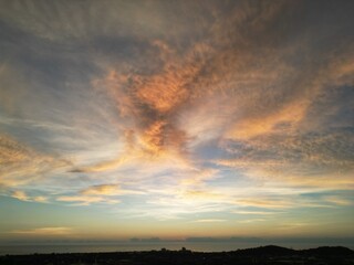 Fototapeta premium 불타는 구름과 강렬한 붉은 노을이 하늘을 뒤덮은 태국 방센의 환상적인 저녁 노을 파노라마 전경 