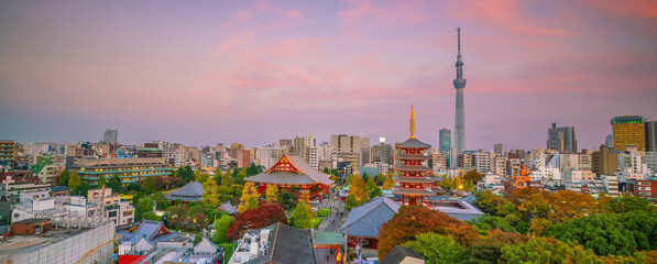 Obraz premium Sunset View of Temple and Tokyo city skyline in Asakusa District