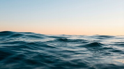 Obraz premium A serene ocean scene with gentle waves at sunset