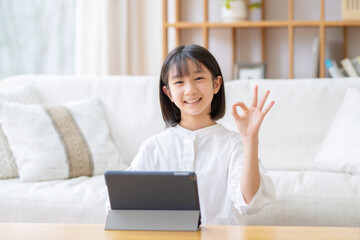 タブレットを使う女の子