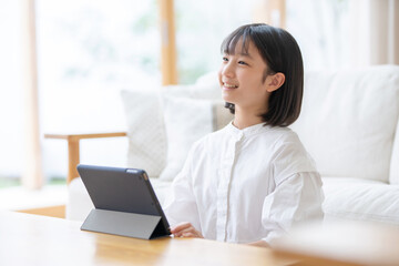 タブレットを使う女の子