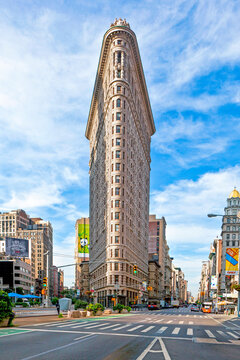 Facade of the Flatiron building mitt people walking around