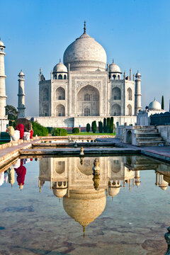 people visit Taj Mahal in India