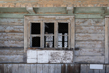 ein altes Haus mit Fenster und Wand aus Holz