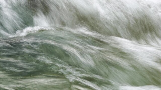 Wellen und Str&ouml;mung von der Ammer in Bayern in Zeitlupe und Langzeitbelichtung