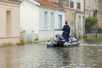 Bateau de secours dans une rue inond&eacute;e suite &agrave; la crue de la Charente &agrave; Saintes