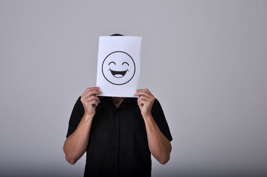 homem com express&atilde;o feliz de vit&oacute;ria e confian&ccedil;a 