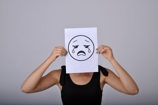 mulher com emo&ccedil;&atilde;o triste chorando em depress&atilde;o 